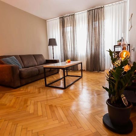 Cosy 2-Bedroom Flat - Fully Equipped 雷希察 外观 照片